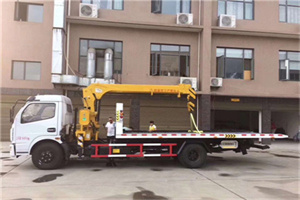 榕江附近汽车轮胎更换